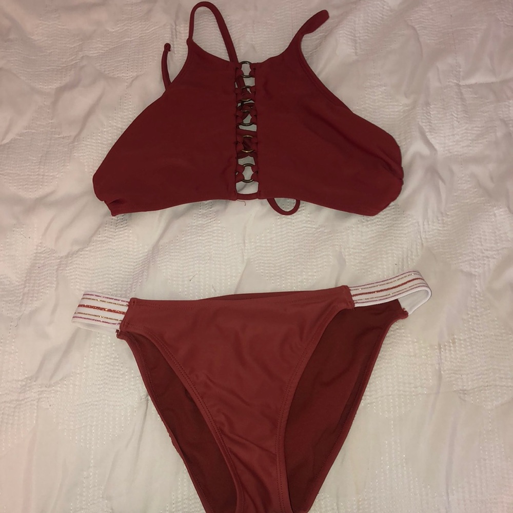 Cute matching bathing suit set !!